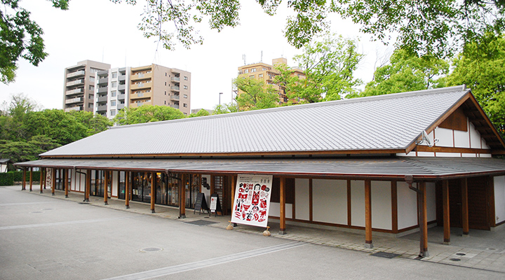 うどん県物産館「栗林庵」外観とスタッフ