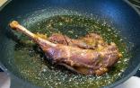 【(株) おがた食研】薫る骨付き鳥